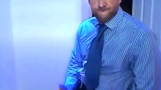 Empresario batendo punheta