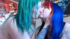 webcam lesbian kiss me